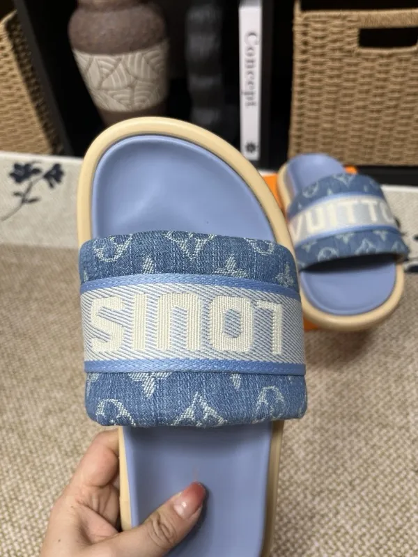 P320💰[New model] Long-term availability, 2025 new model, couple model [LOUlS VUlTTON] comes with drawer box, bag, card, invoice "Louis Vuitton ~ unique modern sandals. 》LV counter purchasing 🏃Men's and women's casual slippers, sold at the same time at the counter, the original old flower material upper is soft and comfortable, (refuses to discolor and rub the feet) sole: original factory special combination original sole, code number: 35--46 4 multiple colors 🉑️ to choose from